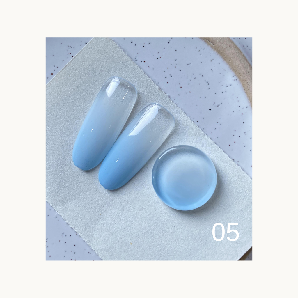 Sky blue gradient solid gel swatch from QINGYOU Cube Master Palette