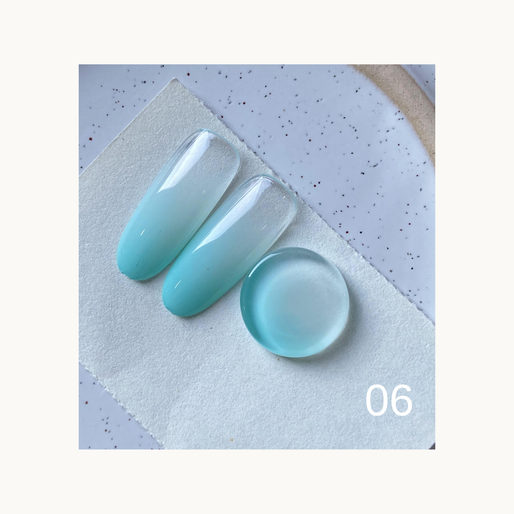 Aqua blue gradient solid gel swatch from QINGYOU Cube Master Palette