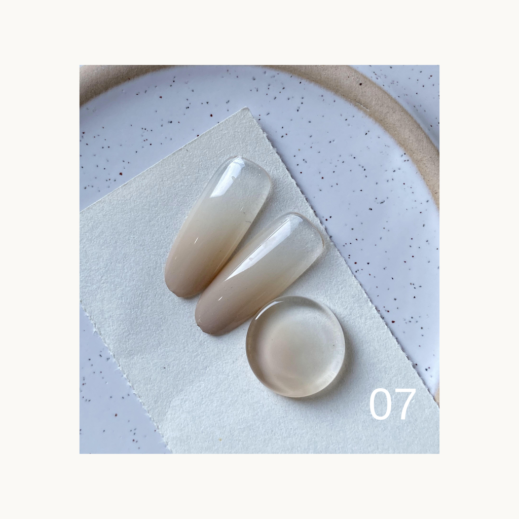 Soft beige neutral gradient solid gel swatch from QINGYOU Cube Master Palette