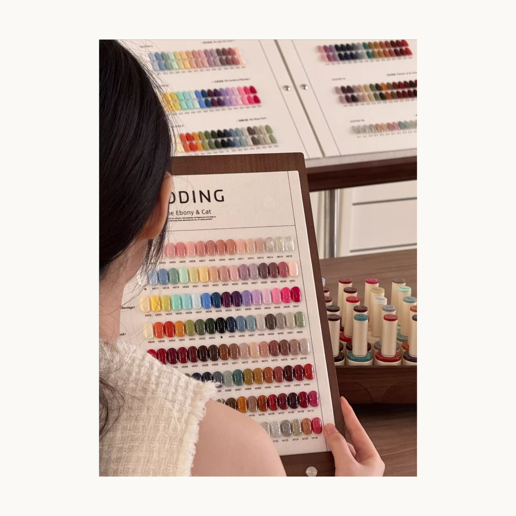 Customer viewing MODING 128 Colors handheld color board in salon with full display racks