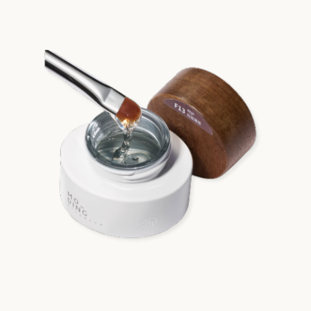 A gentle strengthening gel designed to protect and reinforce soft or thin nails. It helps thicken the natural nail surface while maintaining flexibility and durability.Its easy-leveling, bubble-free formula provides a smooth, protective layer that isolates and guards the nail from damage.Perfect for use as a base reinforcement, for blending, or securing small nail decorations.