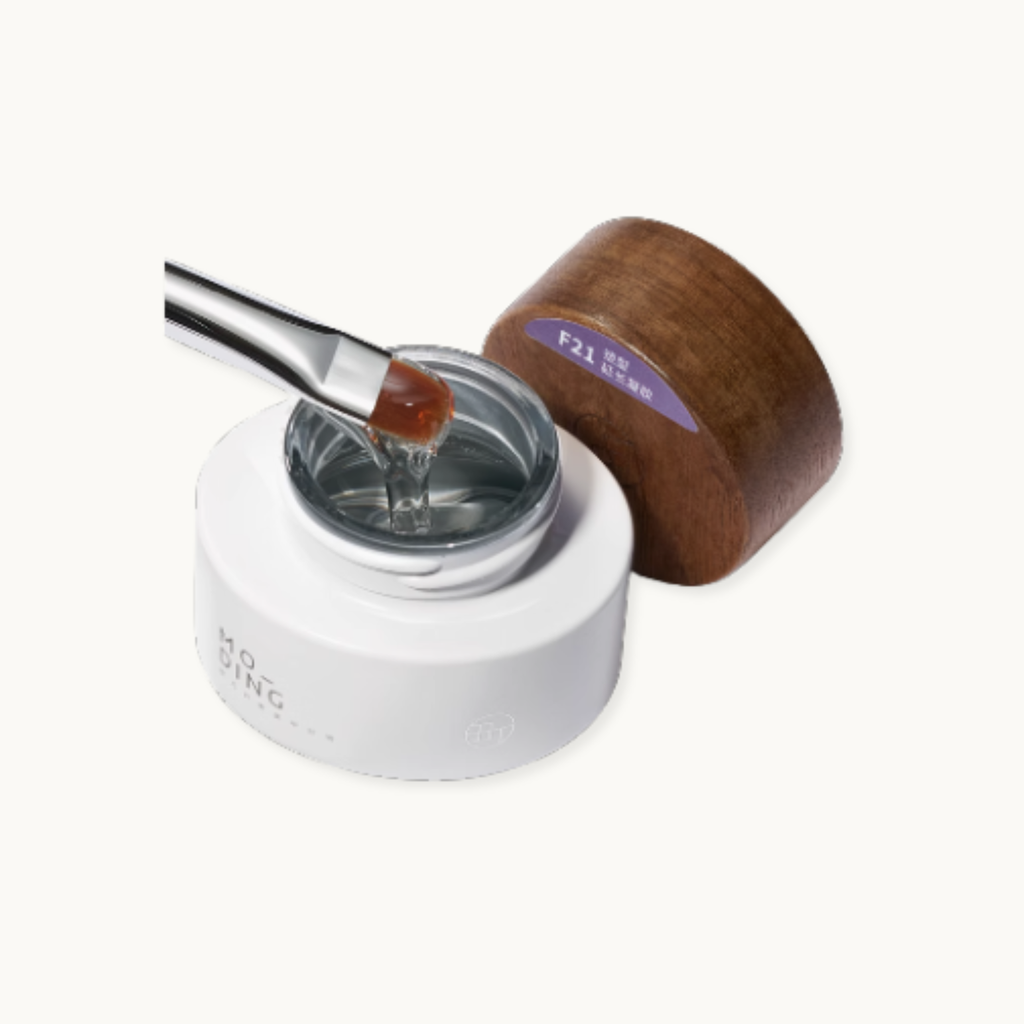 A HEMA-FREE professional-grade sculpting gel combining both hardness and flexibility for perfect nail extensions and overlays.</p>
<p>The soft, waxy texture ensures smooth self-leveling and a highly translucent finish that prevents brittleness or cracking.</p>
<p>Ideal for creating structured extensions, overlays, and 3D nail shaping with excellent control.</p>