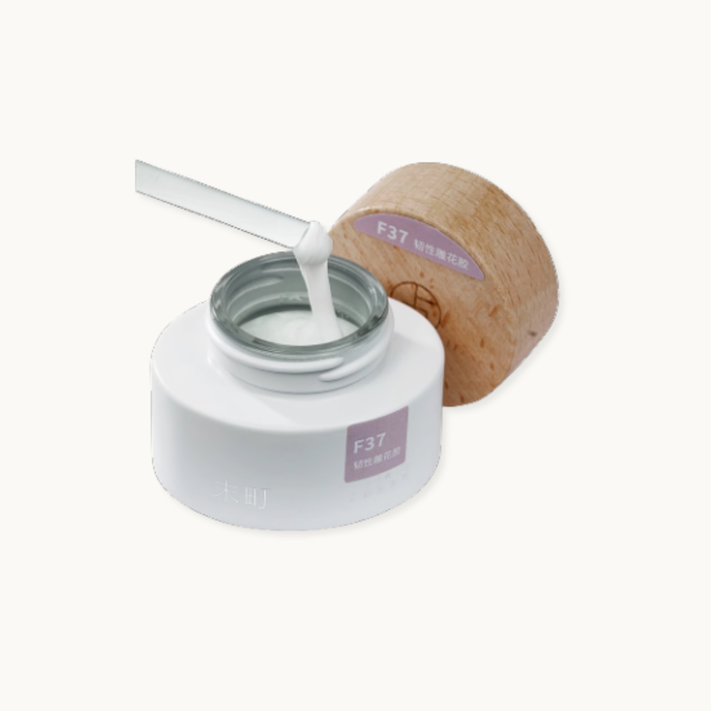 A hema-free highly flexible, non-yellowing white carving gel with a clay-like texture that allows precise, long-lasting 3D nail art creations.</p>
<p>Its tough, elastic formula prevents cracking or collapsing during shaping, while offering a non-sticky, smooth sculpting experience.</p>
<p>After curing, the surface becomes matte—perfect for direct watercolor painting or detailed nail art work.</p>