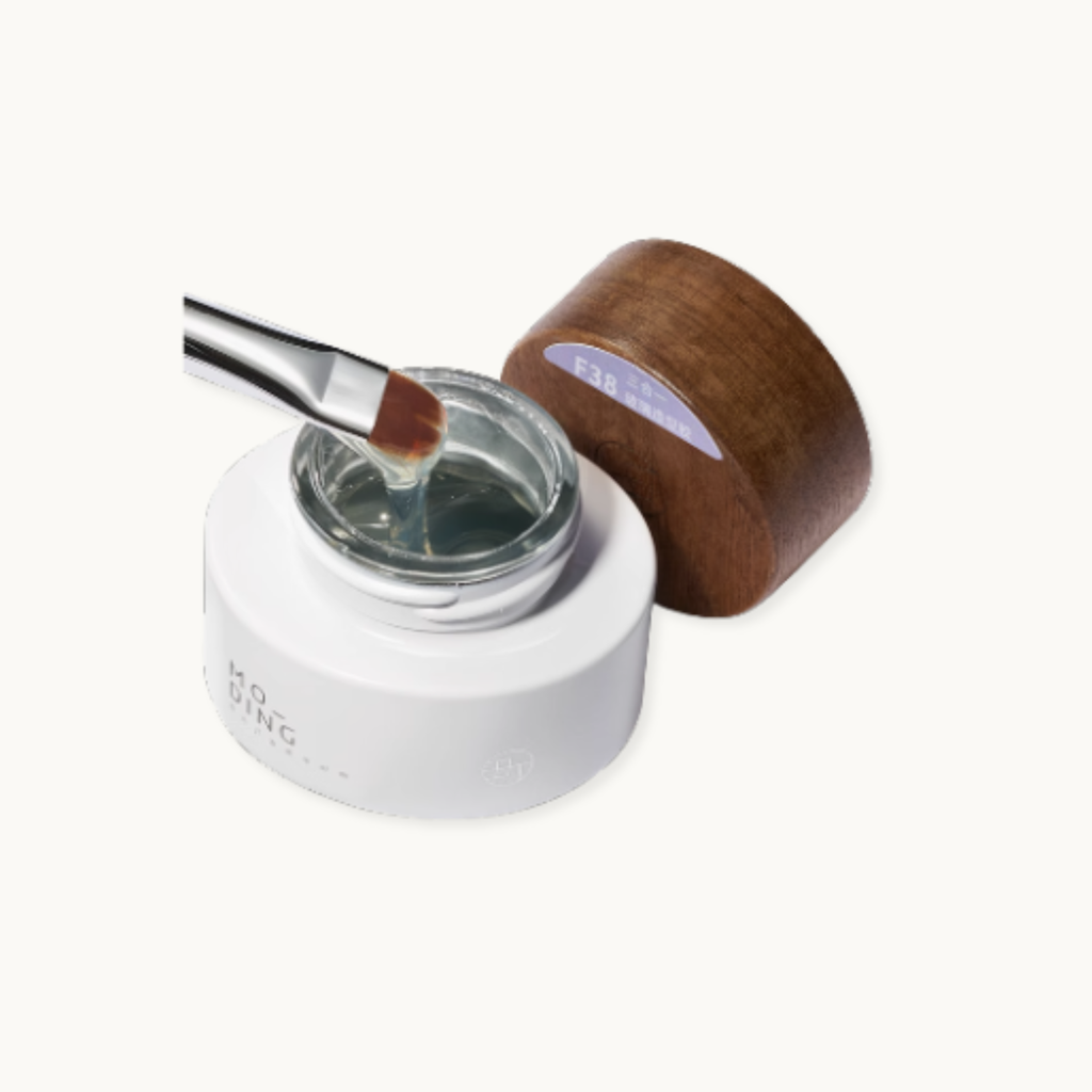 A slow-flow, high-viscosity styling gel designed for three-dimensional nail art. The clear, non-yellowing formula holds its shape beautifully, making it ideal for detailed modeling or filling molds.</p>
<p>Non-wipe texture allows easy chrome or powder application directly on top. Its sticky consistency can also be used to encapsulate chrome powder or seal around rhinestones without melting the design.</p>
<p>❤Perfect for 3D nail art, chrome effects, and crystal decoration sealing.