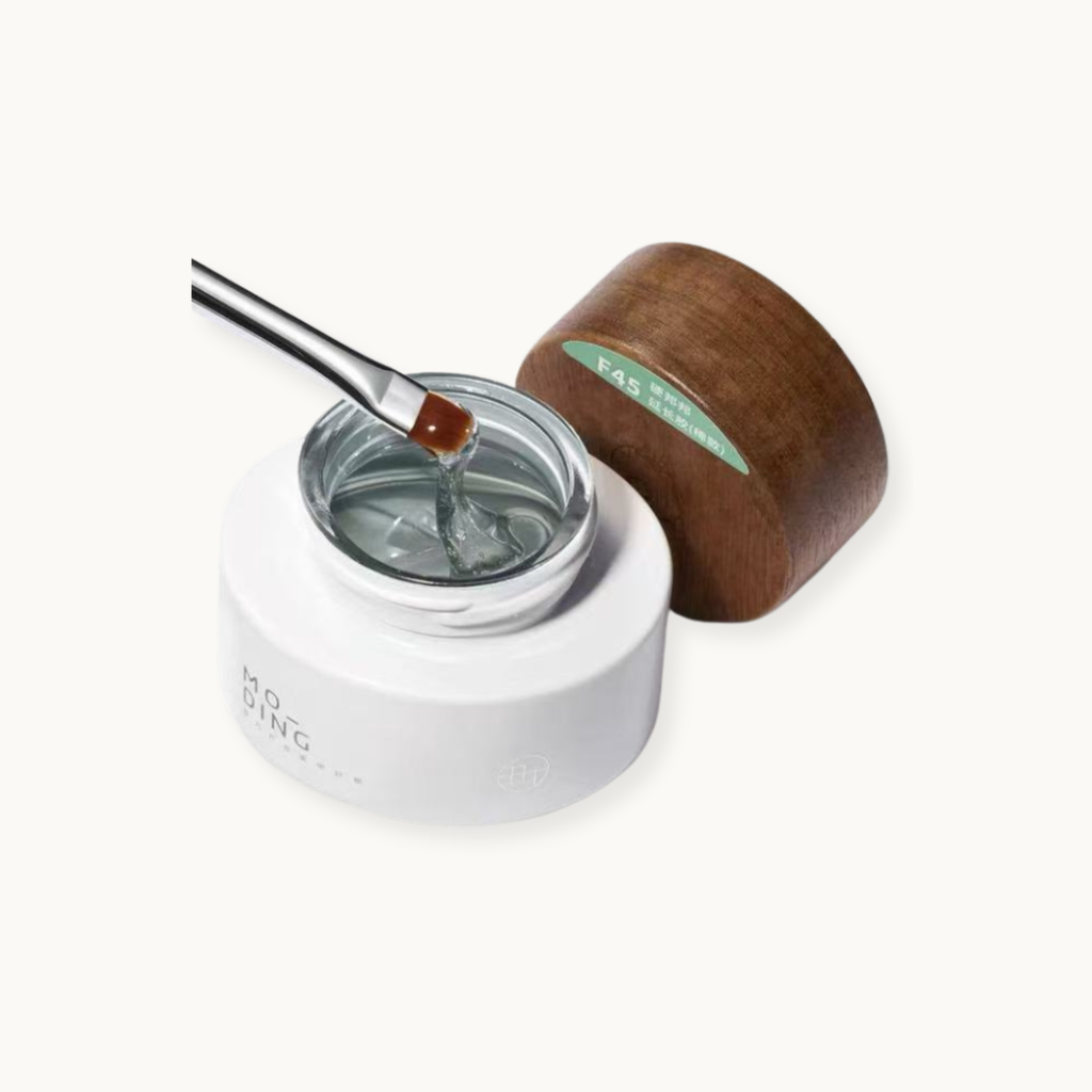 A hema- free thin-textured, high-hardness builder gel designed for nail extension, overlay, and shaping.</p>
<p>It features fast self-leveling and strong structure retention with no rebound after curing.</p>
<p>The formula provides a crystal-clear, glossy finish with only a mild heat sensation during curing.