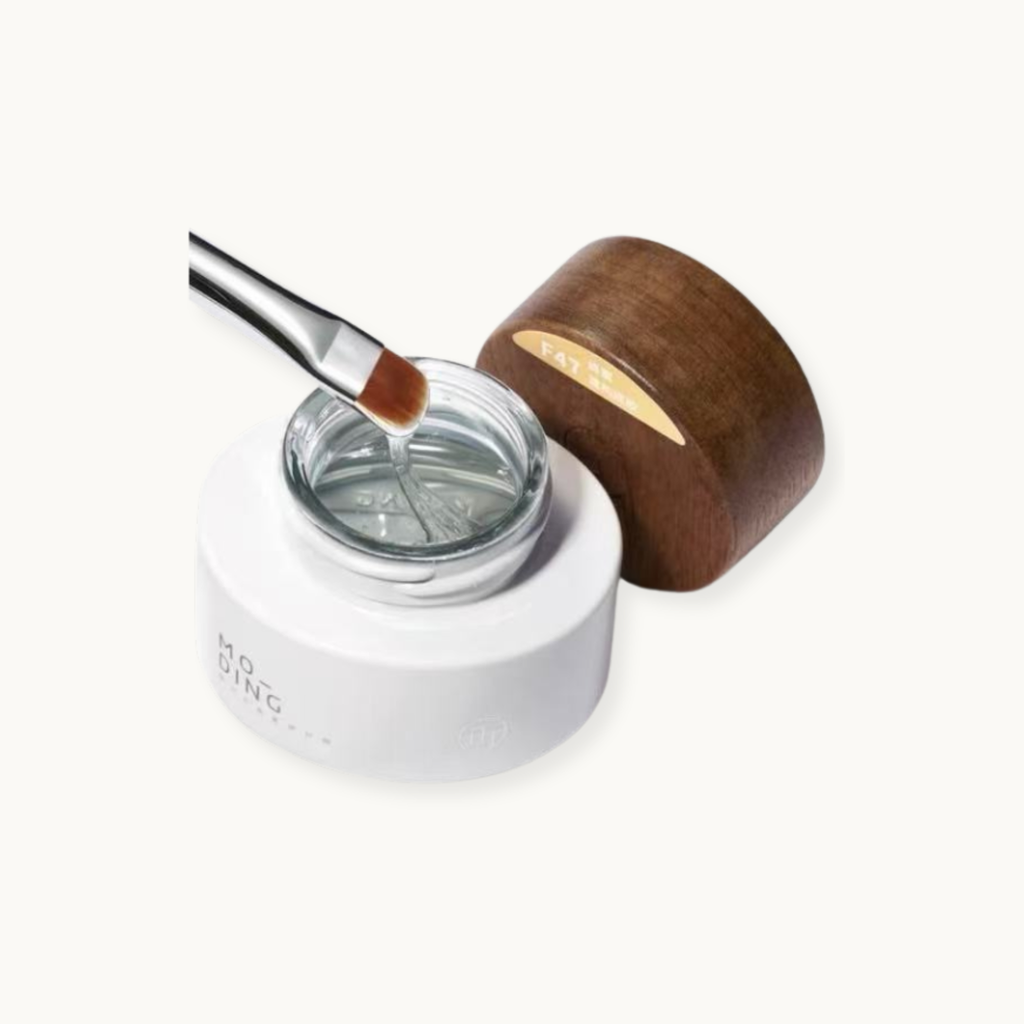 A hema-free honey-like builder base gel with a thick, self-leveling texture that combines both base and builder functions in one jar.</p>
<p>The dense gel formula offers high hardness and strong adhesion, minimizing product collapse or leakage during application.</p>
<p>Perfect for both natural nail base and nail extension structure building — smooth, durable, and stable.