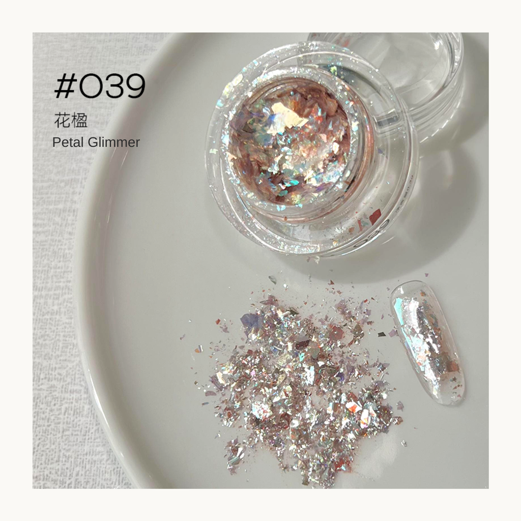 MODING Glowdream nail art effect powder including chrome, aurora, opal and foil textures.
