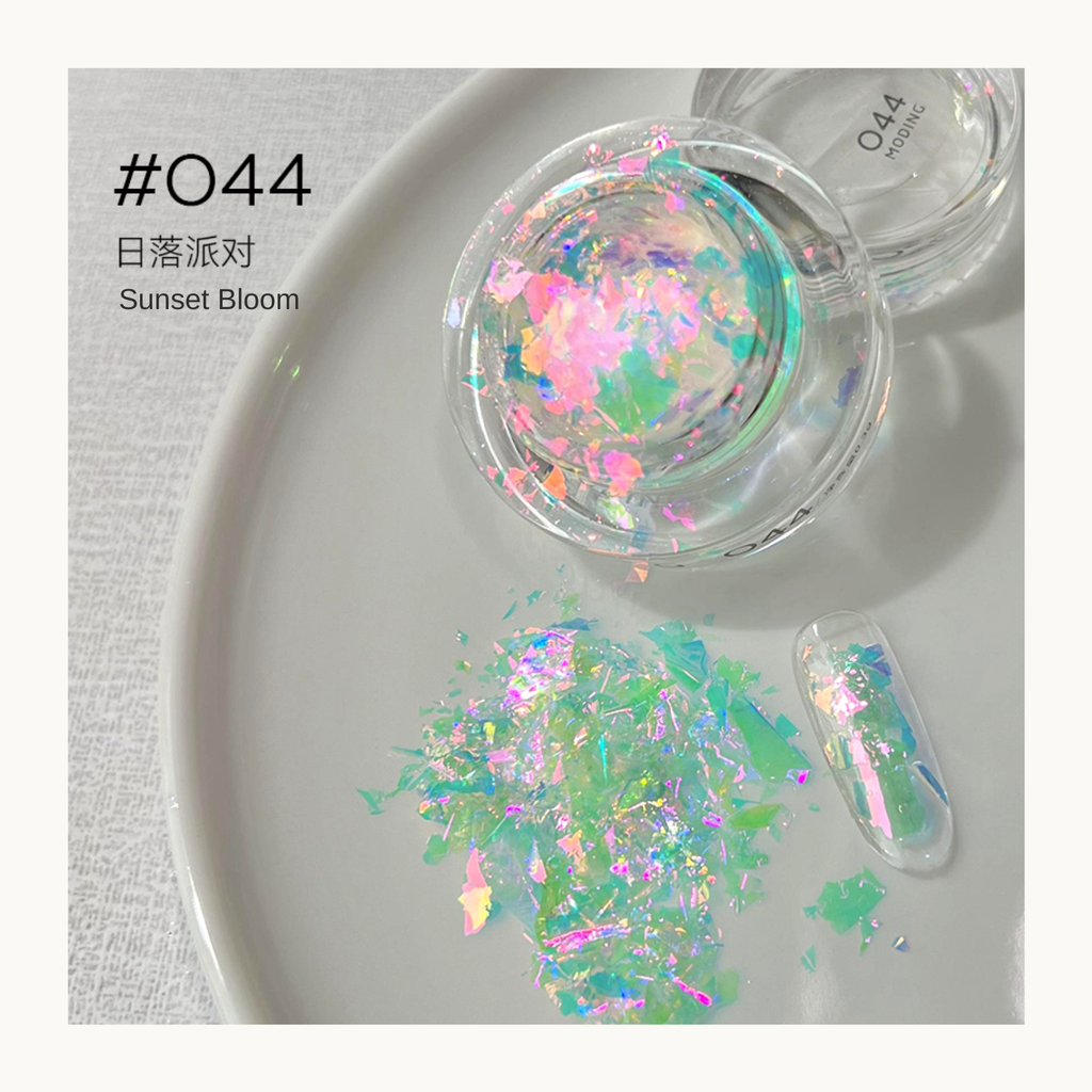 MODING Glowdream nail art effect powder including chrome, aurora, opal and foil textures.
