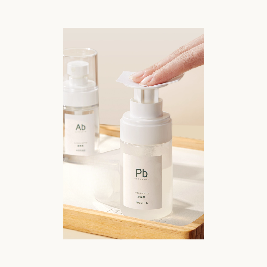 Demonstration of MODING pump dispenser bottle releasing nail cleanser onto cotton pad