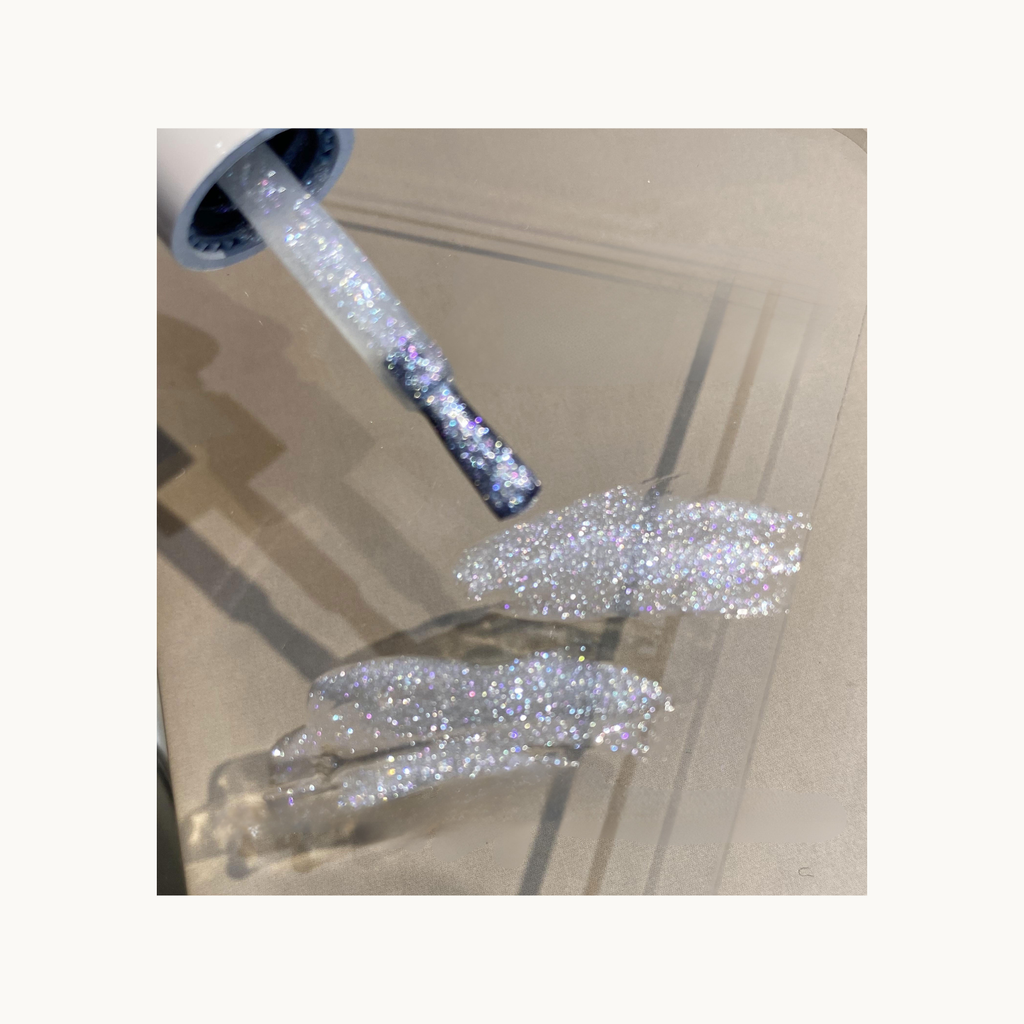 QINGYOU Diamond White Glitter Gel swatch demonstrating holographic silver sparkles on clear base