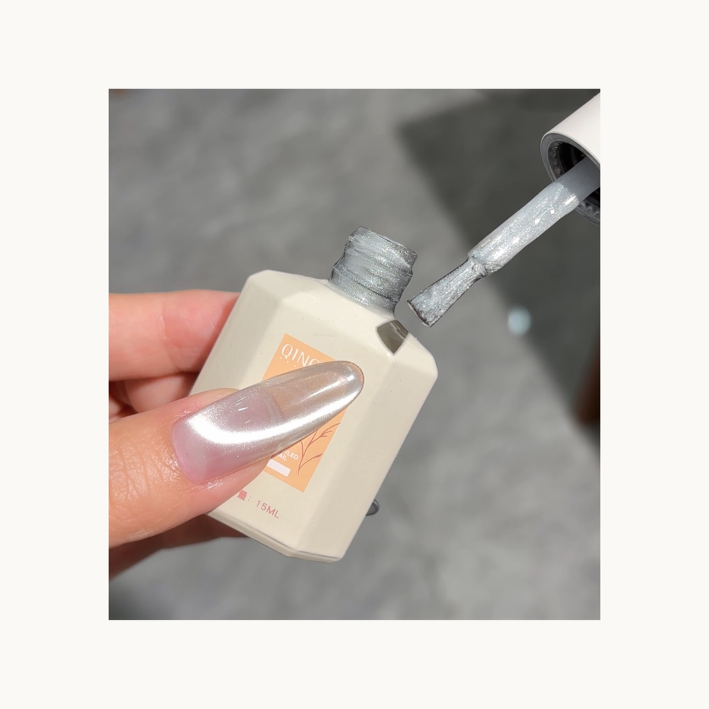 Bottle and brush texture of Qingyou Waterglow White Cat Eye Gel showing smooth metallic white magnetic formula.